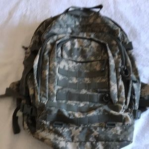 Sandpiper California bugbag, 22”L, 15.5”W, 8”D, airline carry on, six pockets